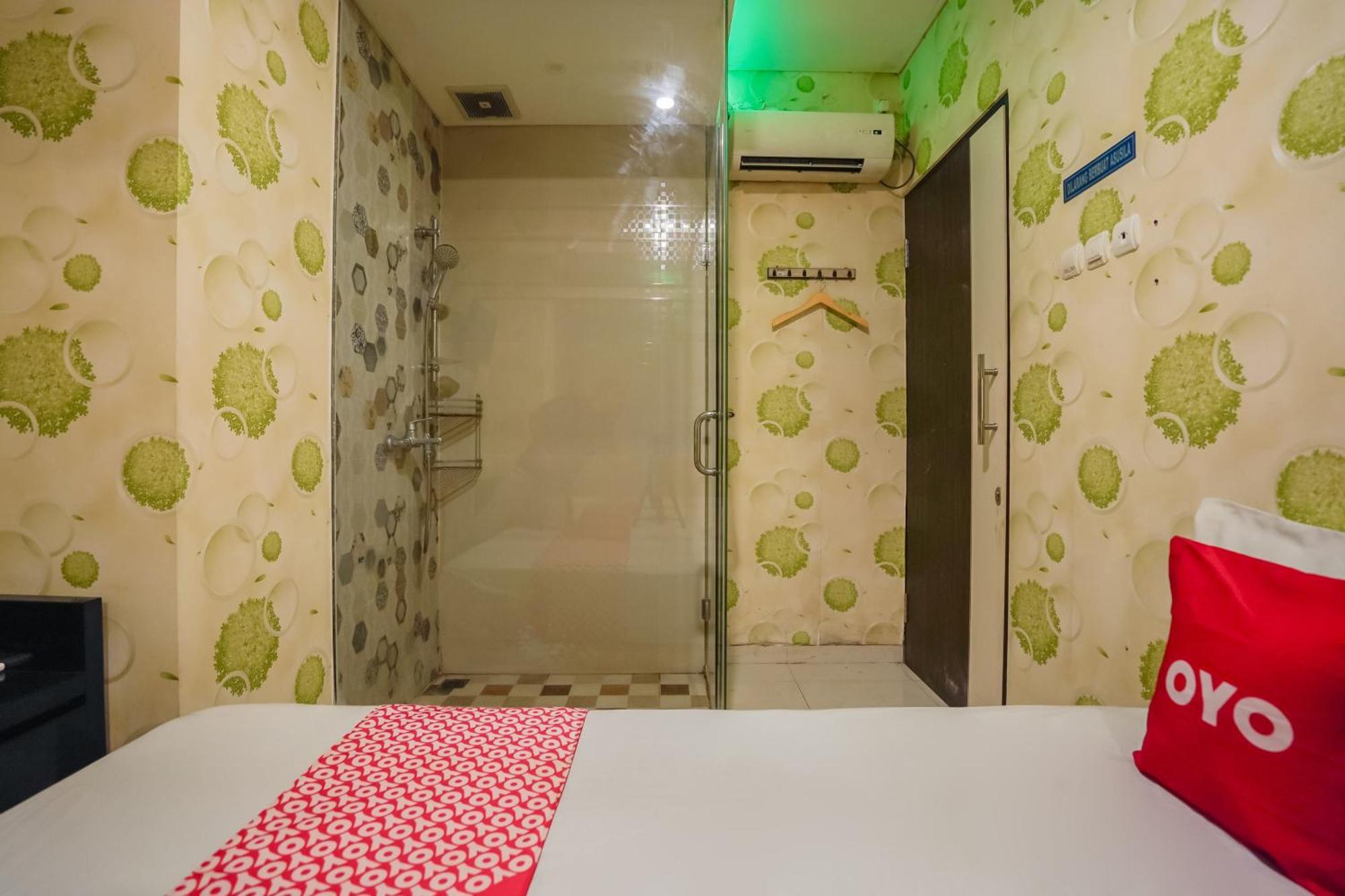 Super Oyo Capital O 92633 Spring Hotel Gubeng สุราบายา ภายนอก รูปภาพ