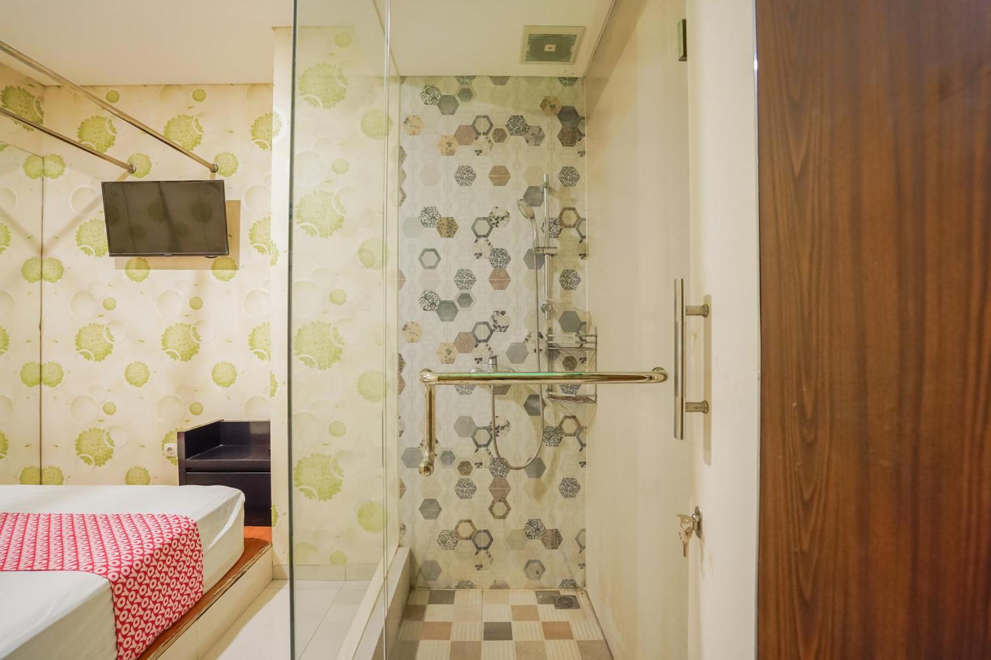 Super Oyo Capital O 92633 Spring Hotel Gubeng สุราบายา ภายนอก รูปภาพ