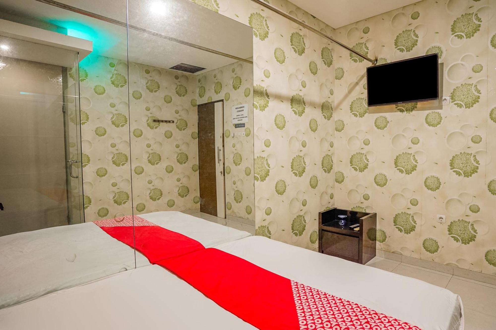Super Oyo Capital O 92633 Spring Hotel Gubeng สุราบายา ภายนอก รูปภาพ